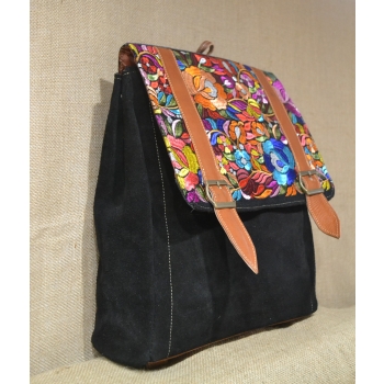 Plecak typu kostka  ze skóry zamszowej czarny z kwiatowym kolorowym haftem